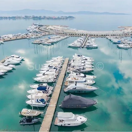 Nerarby Marina Bay Apartment *